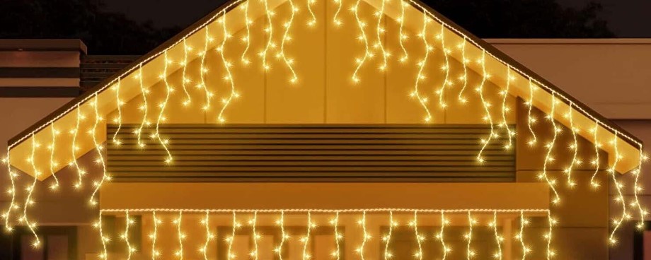 LED varvekliai girliandos pakabintos ant namo